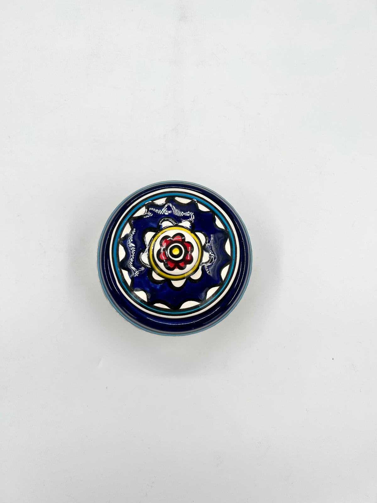 Glas mit Deckel – mehrfarbig